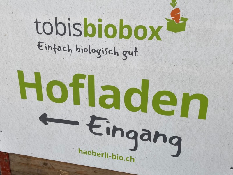 Tafel mit Hinweis zum Hofladen Eingang