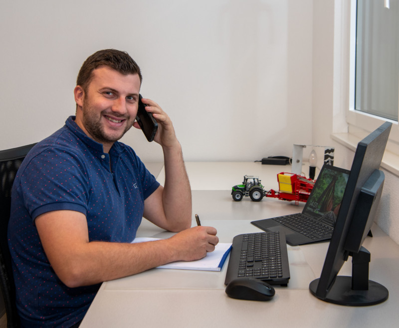 Tobias Häberli gibt im Büro telefonisch Auskunft