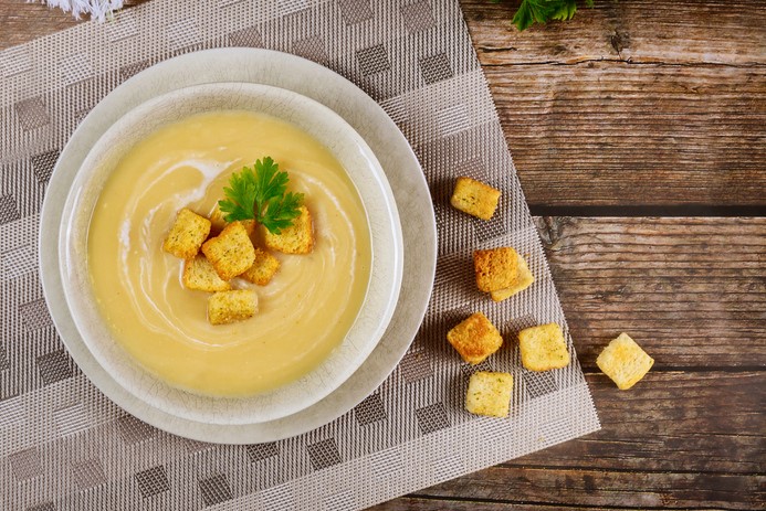 Wurzelgemüse-Suppe mit Croûtons